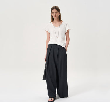 Soft Cotton Casual Top with Subtle V-Neck Design