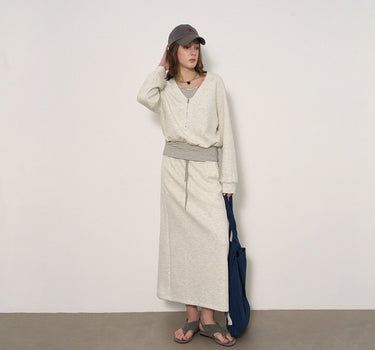 Relaxed and Stylish: The V-Neck Set You Need