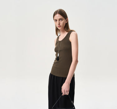 Versatile and Chic: Commuter-Ready Knit Vest with Delicate Collar