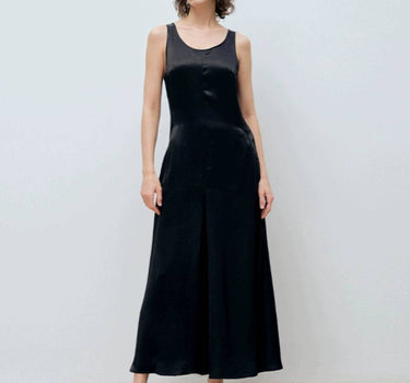 The Ultimate Little Black Dress: Slim Fit Elegance