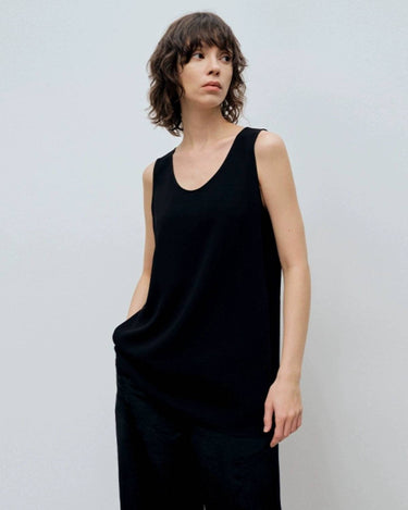 Your Essential U-Neck Basic: Chic & Versatile