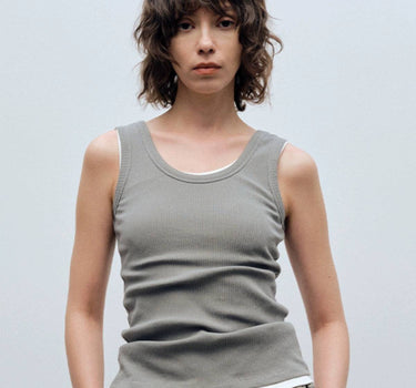 Versatile and Chic: Commuter-Ready Knit Vest with Delicate Collar