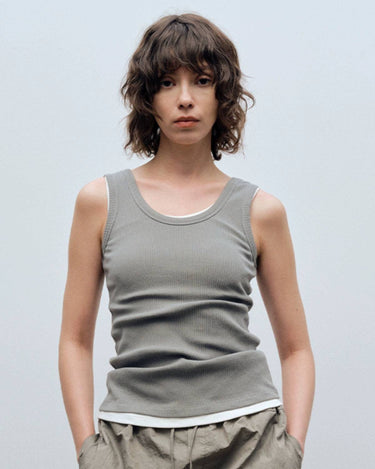 Versatile and Chic: Commuter-Ready Knit Vest with Delicate Collar